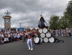 Ribuan Warga Terpukau Kirab Drumband AAU di Kota Purworejo