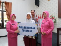 Bhayangkari Kebumen Serahkan Beasiswa untuk Tiga Siswa Berprestasi, dari SD hingga SMA