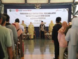 Bupati Yuli Hastuti Serahkan Bansos Rp4 Miliar untuk Penanggulangan Kemiskinan