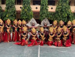 Dinpusip Angkat Literasi, Serahkan Buku Antologi Anak Purworejo di Karnaval