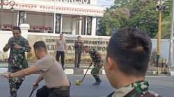 Pengamanan DPRD Purworejo Diselingi Aksi Hiburan, TNI-Polri Gelar Balapan Kaleng Biskuit