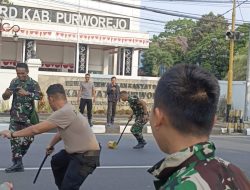 Pengamanan DPRD Purworejo Diselingi Aksi Hiburan, TNI-Polri Gelar Balapan Kaleng Biskuit