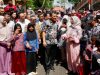 Ahmad Luthfi Bantu Perbaikan Jalan, Emak-emak Desa Tembongraja Brebes Sambut Gembira