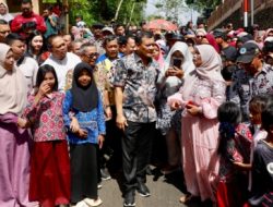 Ahmad Luthfi Bantu Perbaikan Jalan, Emak-emak Desa Tembongraja Brebes Sambut Gembira
