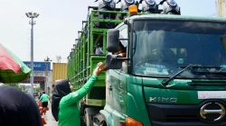 Dua Hari Terjebak Banjir, Sopir Truk Lega Dapat Bantuan Makan dari Pemprov Jateng