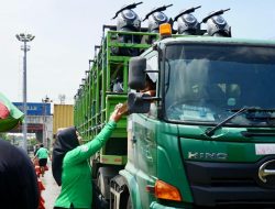 Dua Hari Terjebak Banjir, Sopir Truk Lega Dapat Bantuan Makan dari Pemprov Jateng