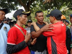 Keluarga Korban Longsor Cibeunying Menumpahkan Tangis di Bahu Gubernur Ahmad Luthfi