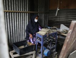 Kelompok Pengrajin Tusuk Sate Banyumas Dapat Bantuan PLTS dari Pemprov Jateng