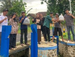 Penghujung Tahun, FKMP berkolaborasi dengan Masyarakat Menebar benih ikan di irigasi