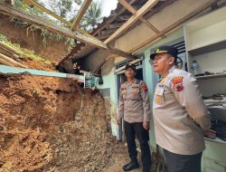Kapolres Purworejo Datangi Rumah Warga Tertimpa Longsor di Bener