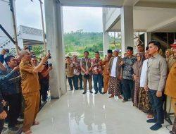 Aksi Kocak Gubernur Ahmad Luthfi Jadi Fotografer Dadakan Wapres Gibran di Pengungsian Ponpes Tegal
