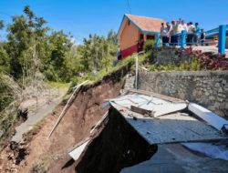 Tinjau Longsor Cilibur Brebes, Ahmad Luthfi Percepat Perbaikan Jalan dan Sekolah
