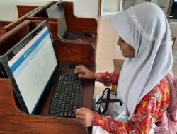Sepulang Sekolah, Zaky Lebih Memilih Perpustakaan daripada Bermain Handphone
