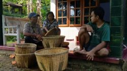 Kisah Suwari Menjaga Tradisi dan Menghidupi Delapan Keluarga dari Bilah Bambu