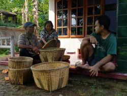 Kisah Suwari Menjaga Tradisi dan Menghidupi Delapan Keluarga dari Bilah Bambu