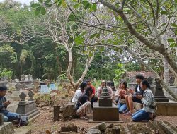Pra Waisak, Anak Muda Buddha Nyekar Ke Makam Para Pendahulu