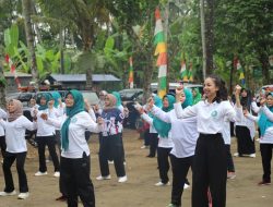 Yuli Hastuti dan Mbak Thifa Senang Bareng Warga di Kunirejo Kulon Butuh