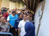 Haru Marhamah Saat Bahlil Nyalakan Listrik Perdana di Rumahnya