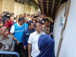 Haru Marhamah Saat Bahlil Nyalakan Listrik Perdana di Rumahnya