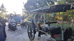 Pasangan Guru di Cangkrepkidul Diarak Naik Kereta Kuda Usai Pulang Haji