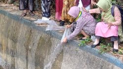 Syukuri Kelulusan, Siswa SDN Kaligesing Tebar 5.000 Bibit Ikan