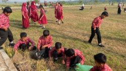 Siswa SDN Kemanukan Gotong Royong Bersihkan Lapangan Desa dari Sampah