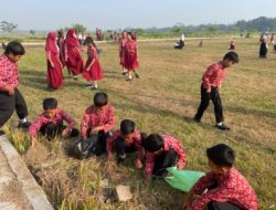 Siswa SDN Kemanukan Gotong Royong Bersihkan Lapangan Desa dari Sampah