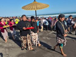 Satu Ancak Dilarung di Laut Dewaruci, Puluhan Tumpeng Diperebutkan Warga