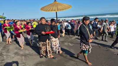 Satu Ancak Dilarung di Laut Dewaruci, Puluhan Tumpeng Diperebutkan Warga