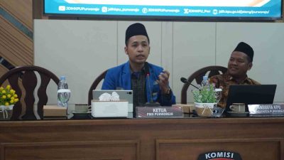 Ketua Umum Pengurus Cabang Pmii Purworejo Menyampaikan Materi Di Kpu Purworejo
