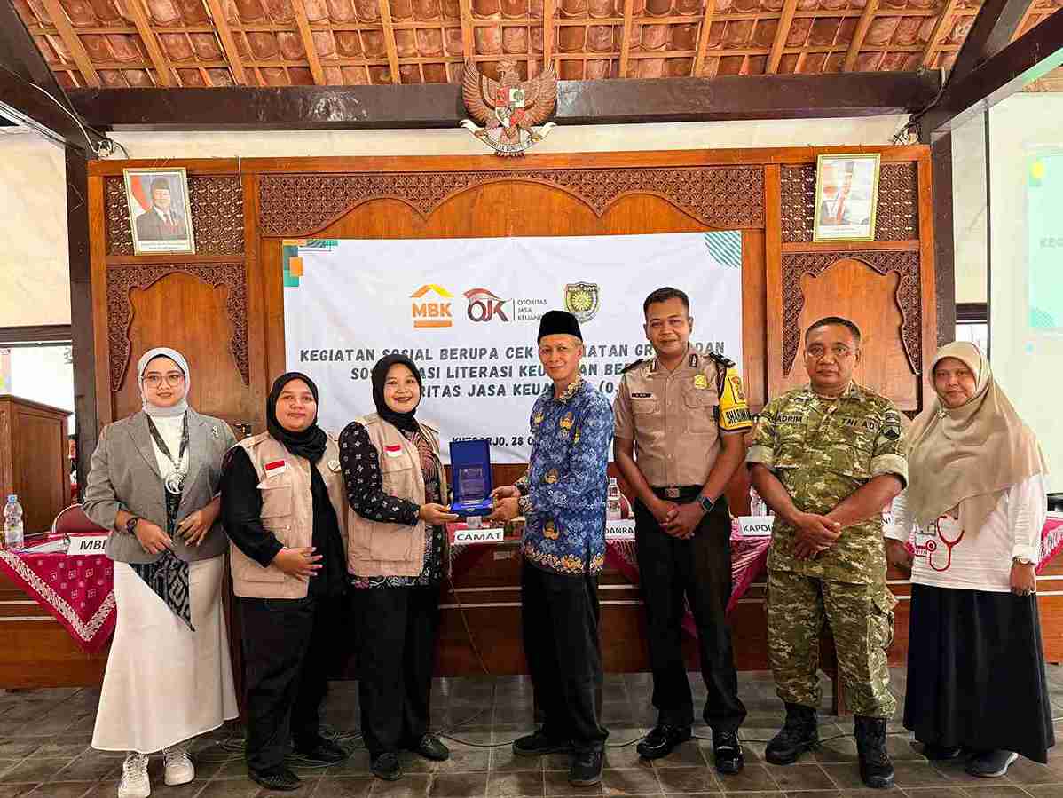 Foto bersama setelah sosialisasi kesehatan dan keuangan di pendopo kecamatan kutoarjo pada Rabu, (28/10/27)